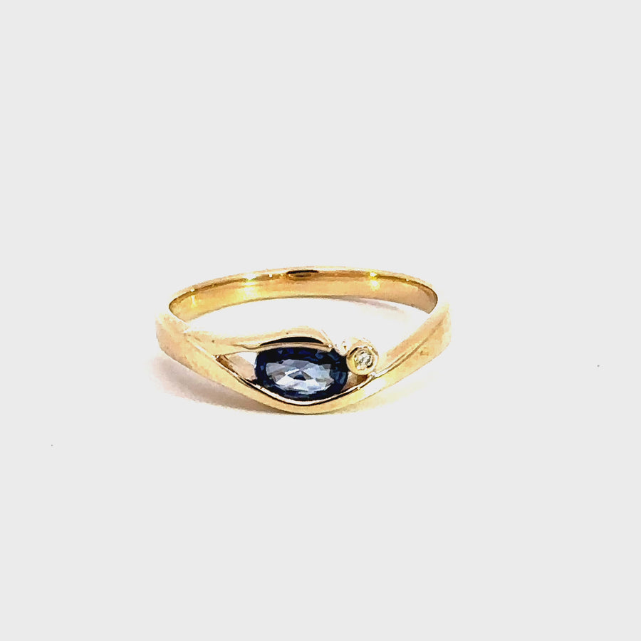 Oval Cut Sapphire, Diamond & Yellow Gold Ring
